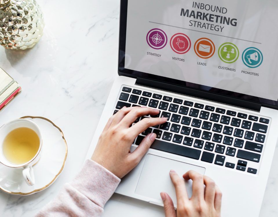 Pregătirea unei consultanțe de marketing online pe un laptop gri.