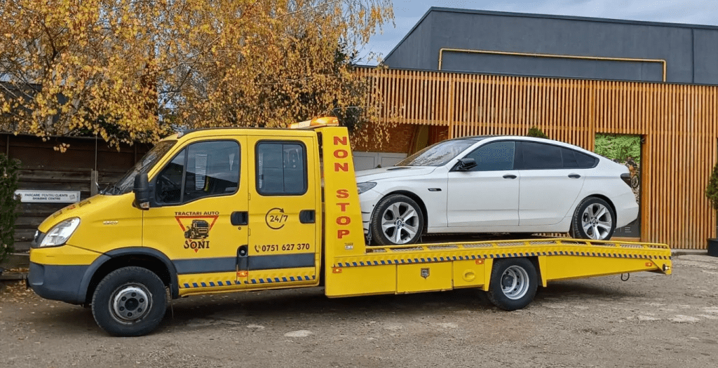 Mașină pe platforma echipei Tractări Auto Joni.