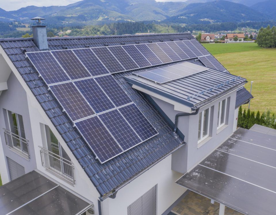 Panouri fotovoltaice montate pe o casă în Slobozia.