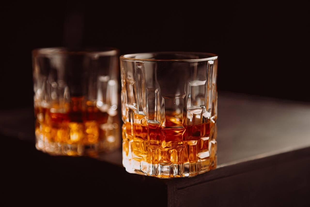 1.ghidpentrualegereaunuiwhiskycadougustulconteazamaimultdecatpretul